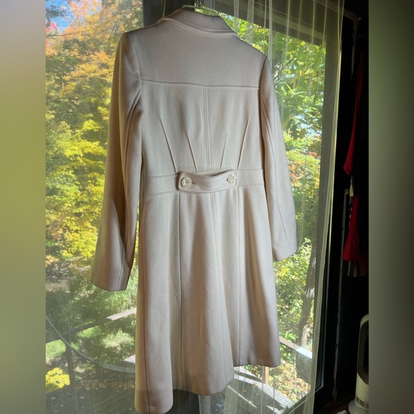 Kenneth Cole Reaction cream color cute coat. Pre-owned but good condition.Size 8 - Picture 5 of 10